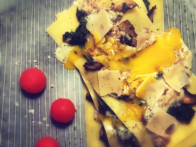 Åben lasagne med portobello, spinat, gorgonzolacreme og æggeblomme