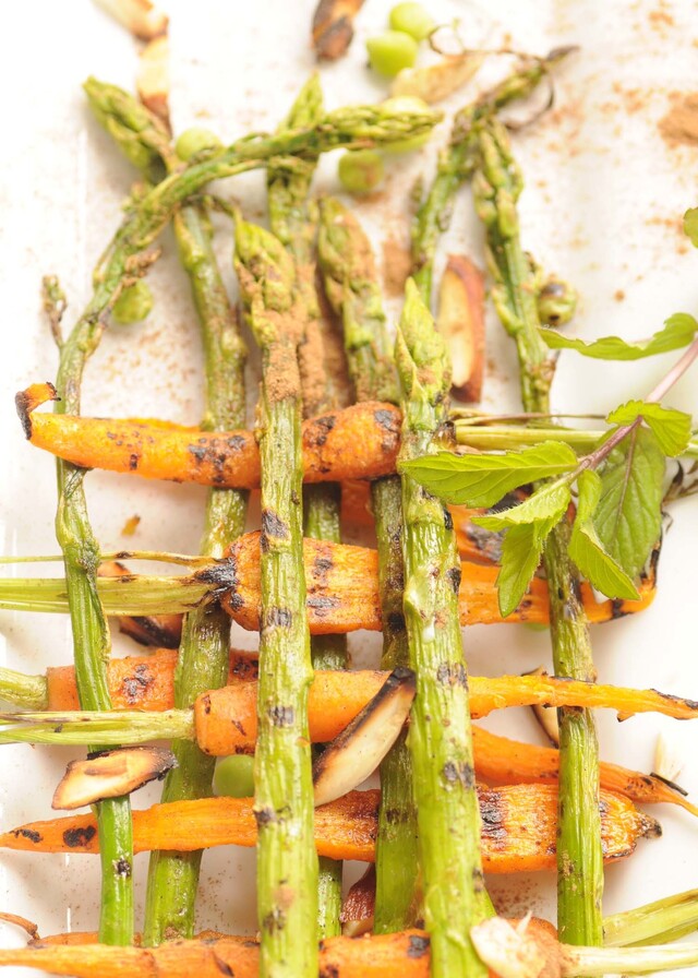 grillede asparges og nye gulerødder a la Marokko