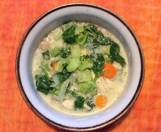 Suppe med kylling, kokosmælk og grønsager