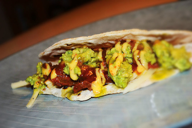 Restemad: Chapati med ossobuco, guacamole, persilleolie og hummermayo