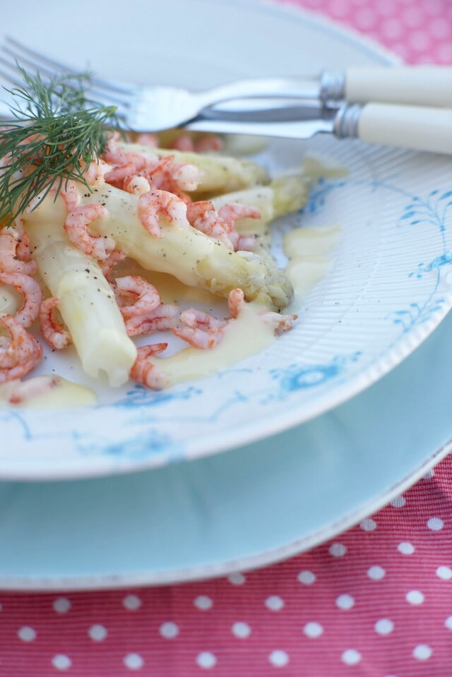 Hvide asparges med fjordrejer og mousseline sauce