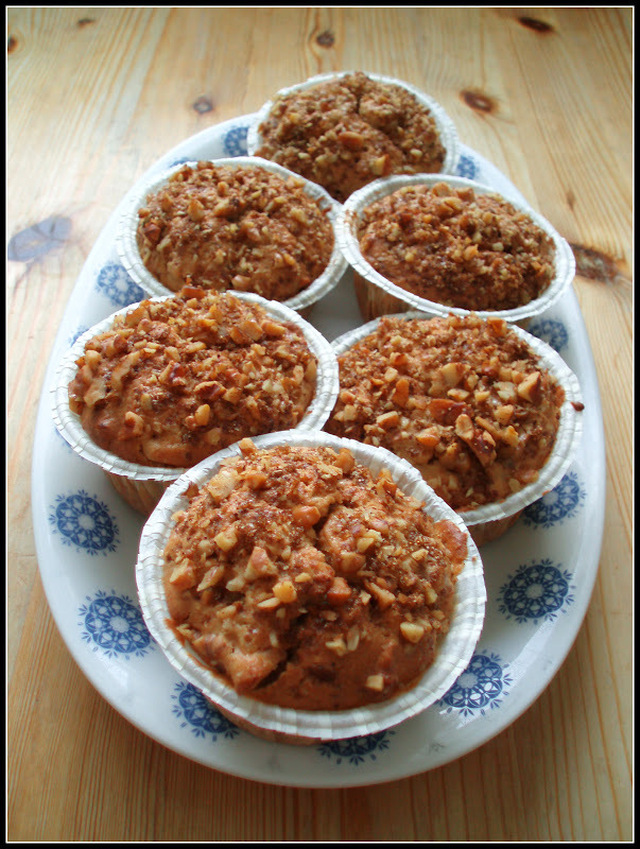 Muffins med valnødder, æble og kanel