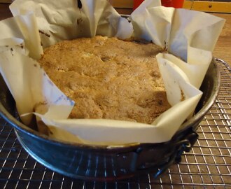 Kokoskage med pære og chokolade