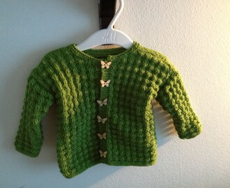 Grøn baby sweater i strukturmønster