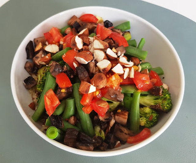 Quinoa Bowl med Stegte Svampe, Bønner og Ristede Mandler