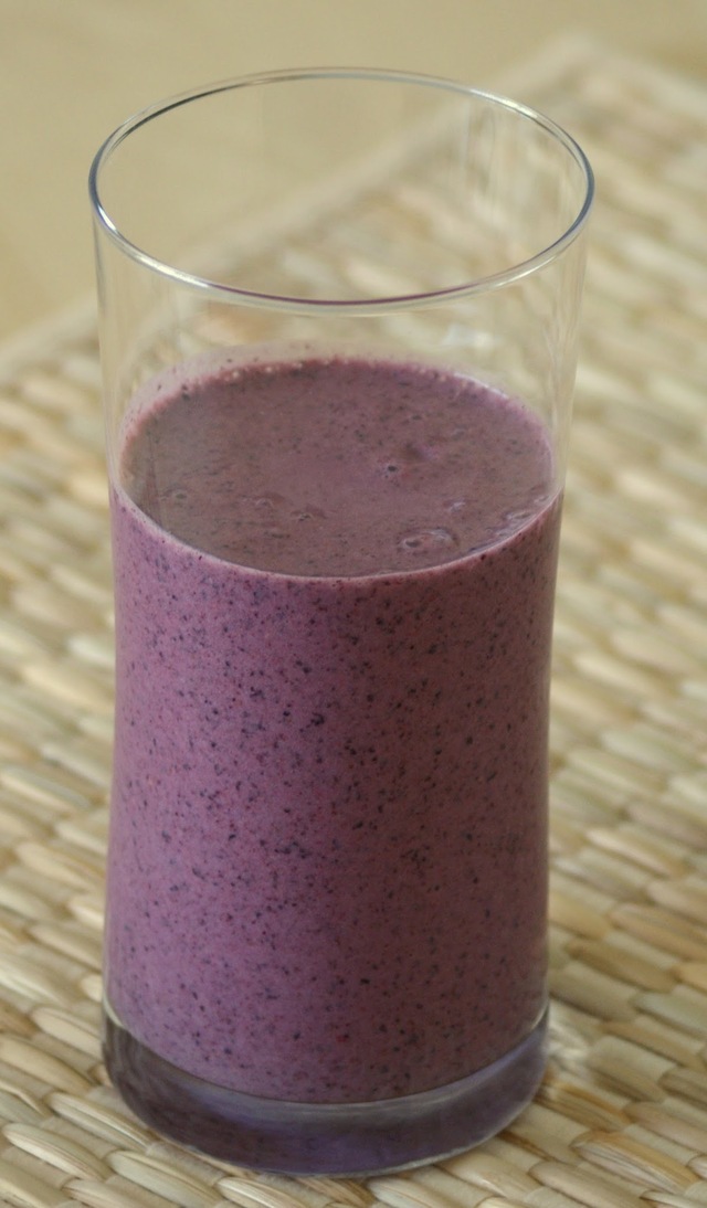 Smoothie med blåbær, banan og soyamælk