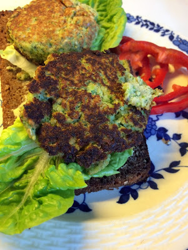 Grønne, grønne frikadeller med hvide bønner