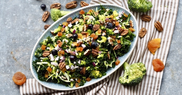 Broccolisalat med tørrede frugter og pecannødder