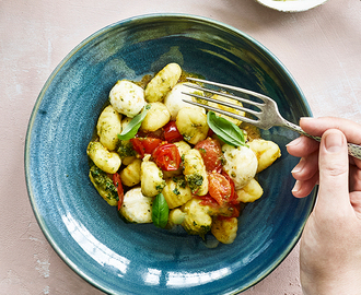 Gnocchi med pesto, mozzarella og ristede cherrytomater