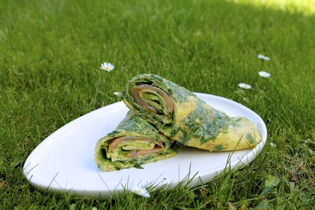 Spinat-æggewrap med laks, avocado og pesto