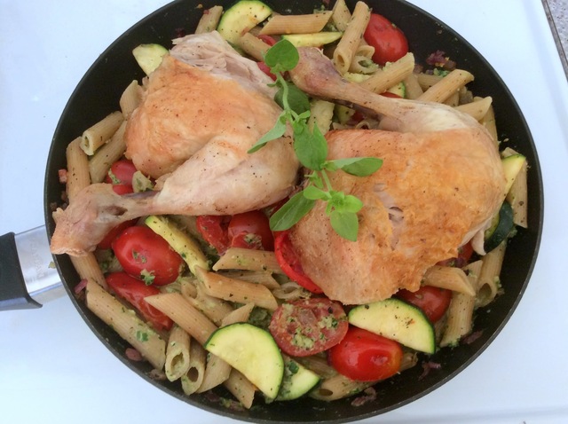 Godt tilbehør til kylling - pasta med squash, tomater og pesto