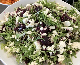 Rødbedesalat med peberrodsdressing og feta