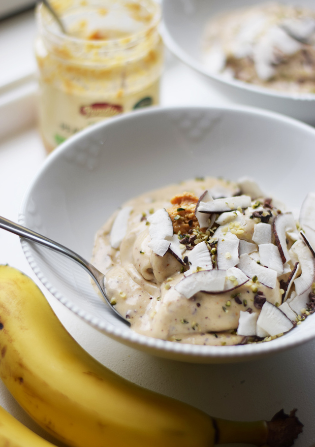 Opskrift: Chunky Monkey smoothie bowl