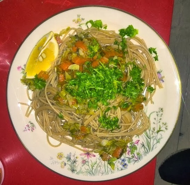 Fuldkorns pasta med gulerødder, porre og gremolata