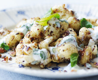 Stegt blomkål i dukkah med mynteyoghurt