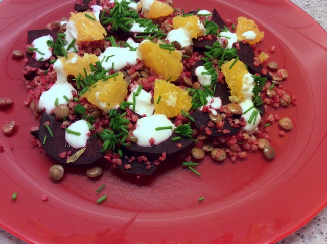 Kardemommekrydret salat med rødbeder, bulgur og linser