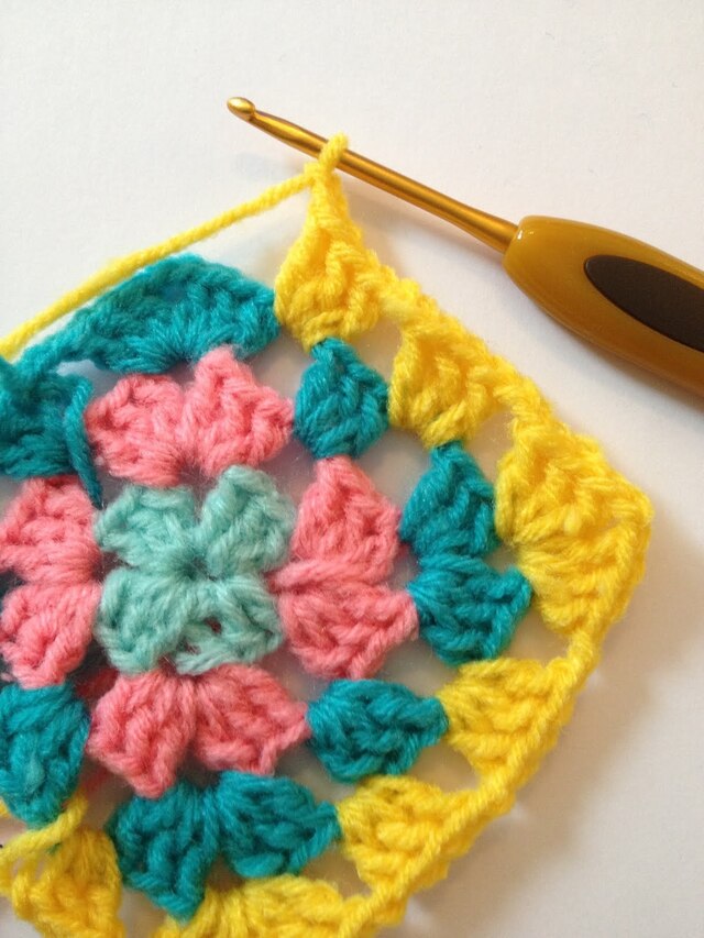 Jeg er i TV2 Fri/Frihuset tirsdag og onsdag den 7.-8. Januar hvor jeg hækler Granny Square tæppe