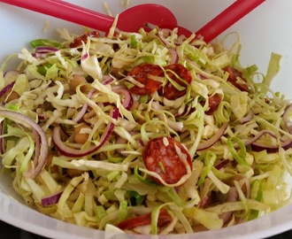 Salat med spidskål og chorizo