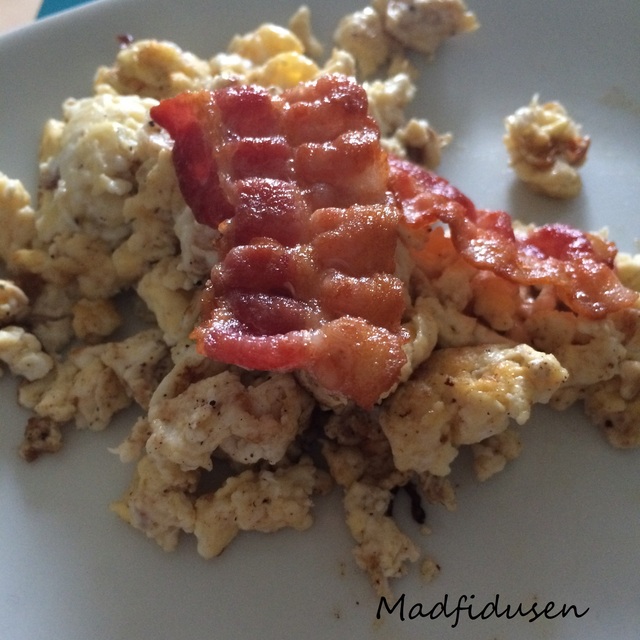 Basic scrambled eggs med bacon