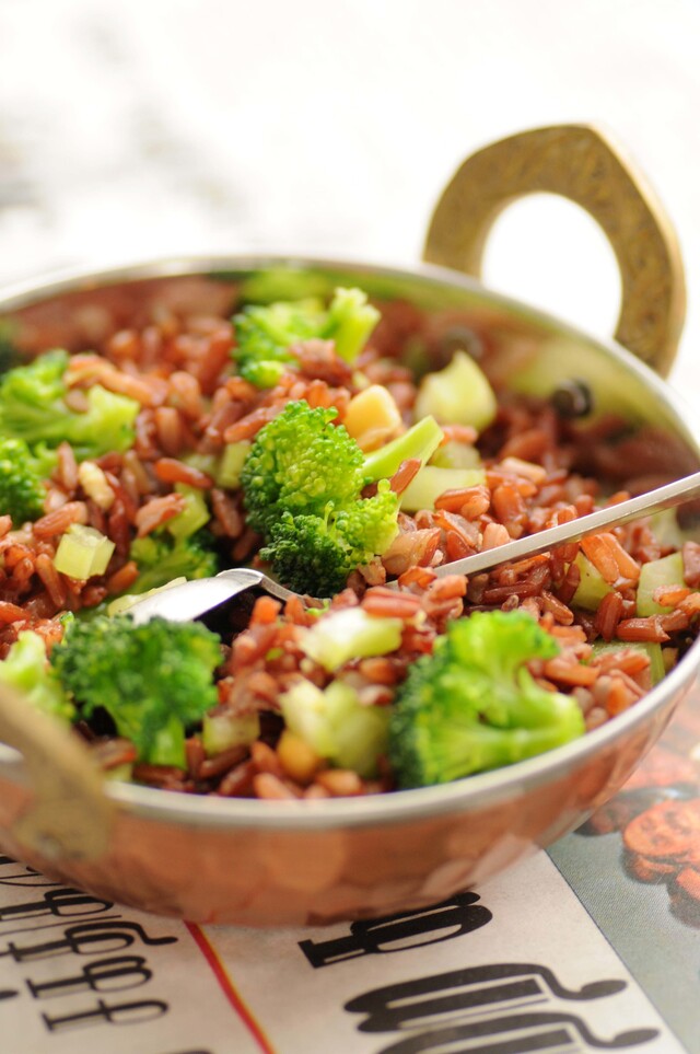 salat af røde ris m. broccoli og jordnøddedressing