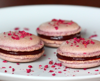 Hindbærmacarons med mørk chokoladeganache