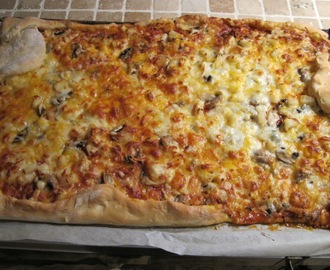 Pizza med skinke, champignon, pepperoni og ananas