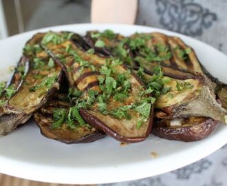 Grillet aubergine med hvitløkssaus og mynte