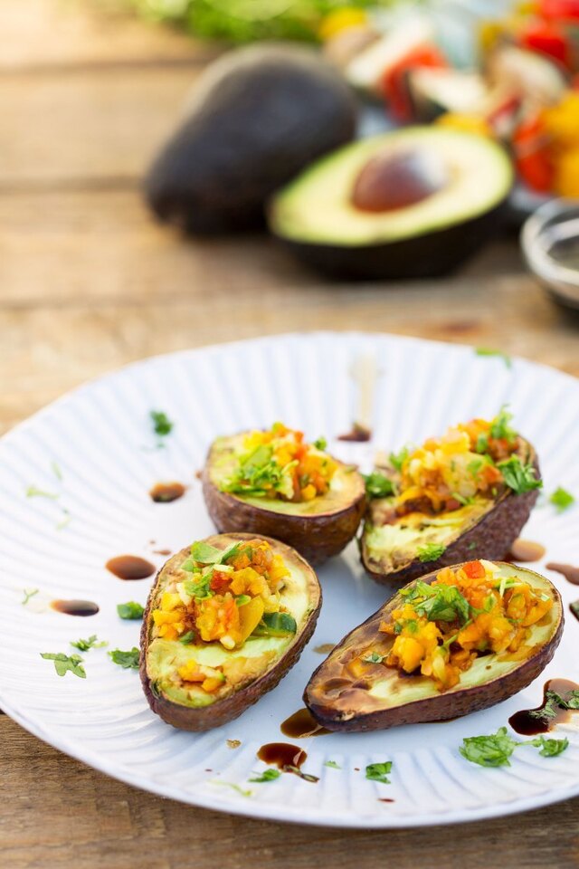 Grillet avocado med peberfrugtsfyld