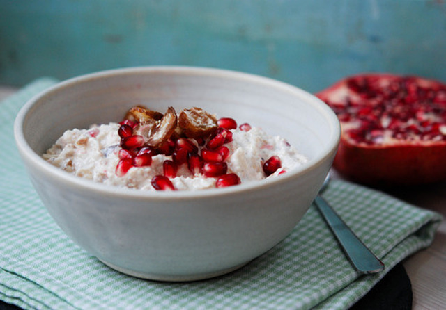 Schweizisk bircher müsli med dadler, grape og granatæble