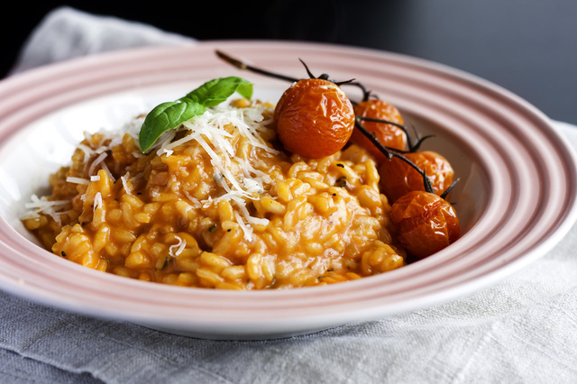 Tomatrisotto m. Chilipølser og basilikum