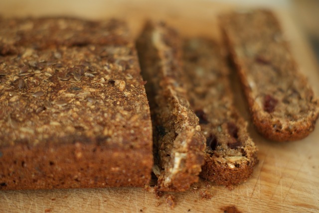 Lækkert kernerugbrød med tørrede tranebær