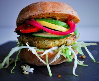 Glutenfri og vegansk burger med havrebøf og avocado