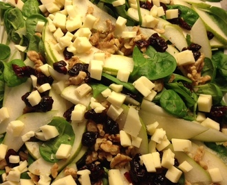 Spinatsalat med nashi pære, valnødder og parmesan