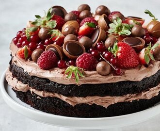 Opskrift: Black Magic Chokoladekage med mousse, chokolade og bær
