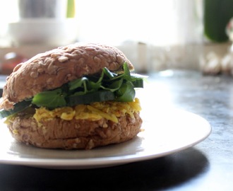 Sandwich med karrysmør og agurk