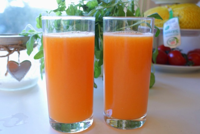 Friskpresset juice på æble, ingefær, appelsin, chili og gulerod