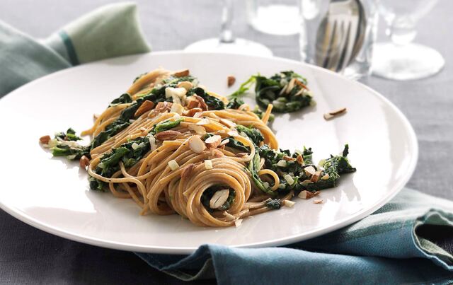 Spaghetti med spinat og ristede mandler