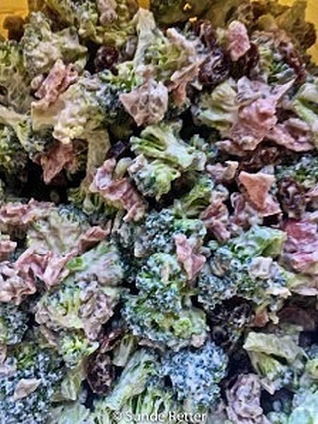 Broccolisalat – i en lettere udgave.