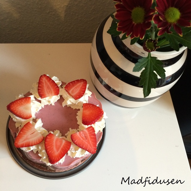 Chokolade/brownie cheesecake med jordbær