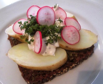 Rugbrød med Nye Kartofler, Rygeostcreme og Ramsløgpesto