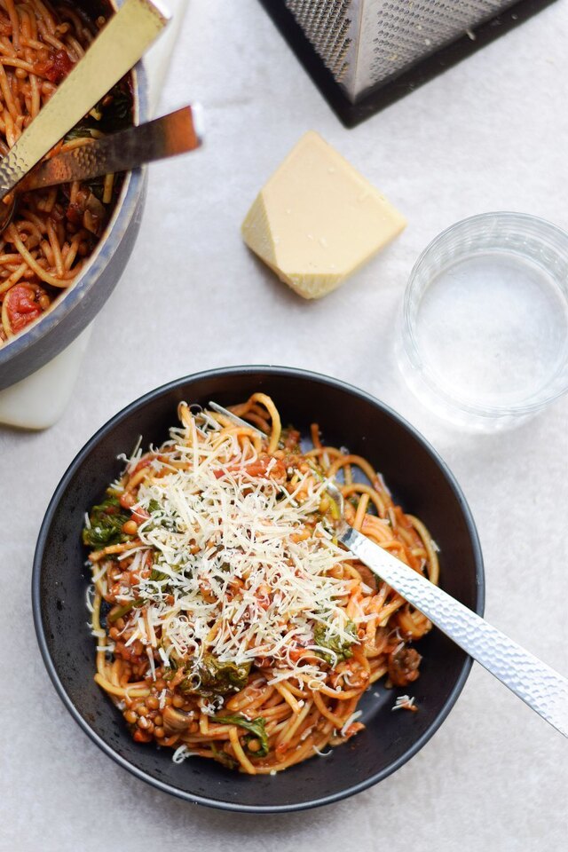 Nem hverdagsret: One-pot-pasta med fuldkornspasta og grønne linser