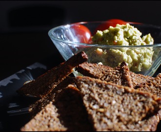 Guacamole med rugbrødsnachos