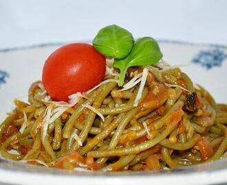 Spaghetti med tomat, basilikum, citronskal og parmesan