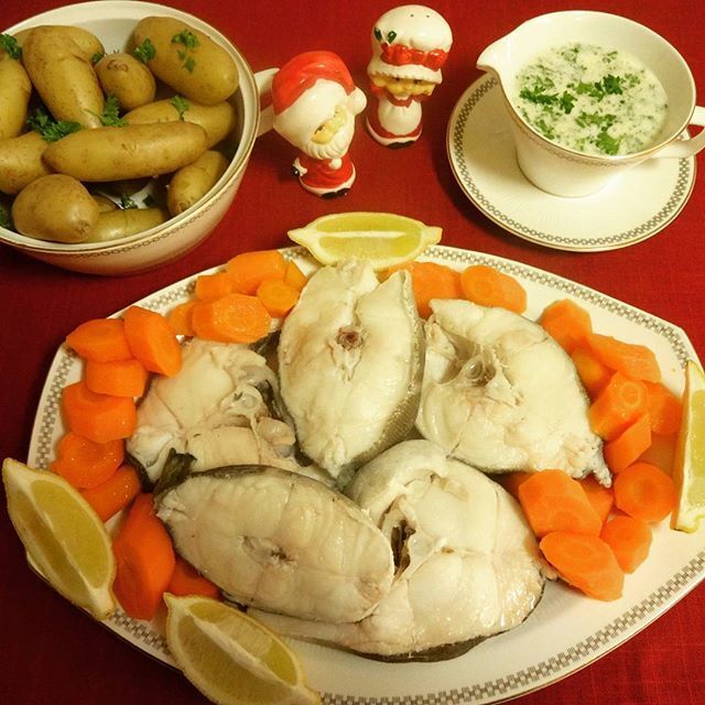 Kokt torsk med sandefjordsmør  ~*♥*~ Juletorsk, servert med mandelpoteter og gulrøtter !