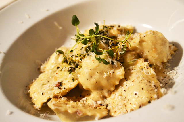 Ravioli med andelever, parmaskinke og persille vendt i brunet smør med frisk timian