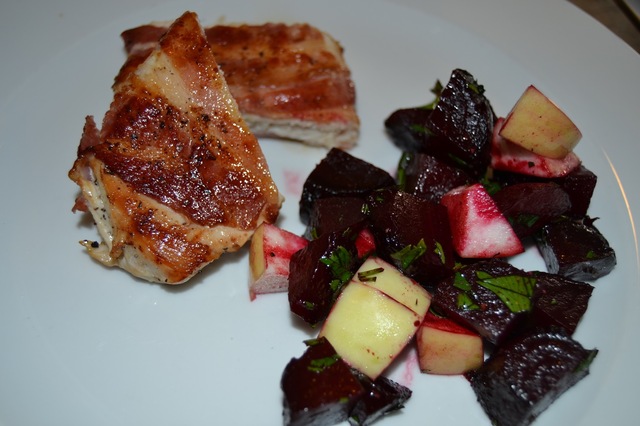 Kylling svøbt i bacon og rødbede/æblesalat