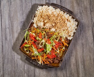 Koreansk wokket oksekød Bulgogi style med ristet sesam, spidskål og ris.