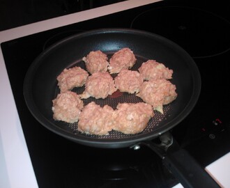 Kyllinge frikadeller med røg paprika , stegte grønsager og reven ost :0)