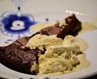 Mørk chokoladekage med vanilleis