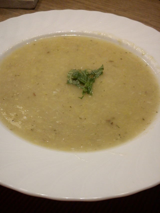 Kartoffel-Løg Suppe med Basilikum.